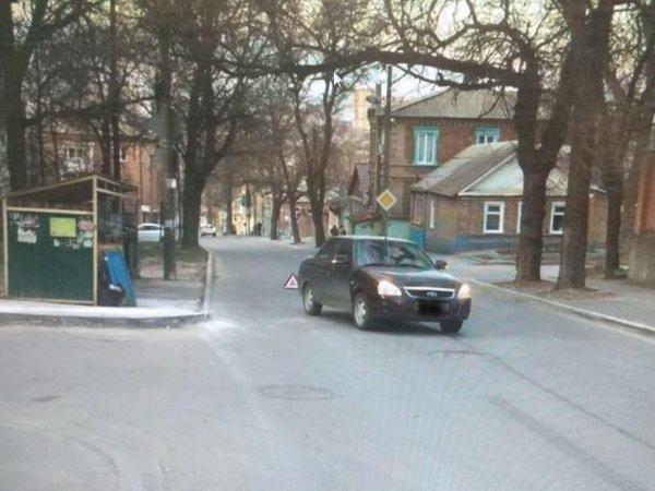 Водитель автомобиля Lada Priora совершил наезд на школьницу в Ростове.